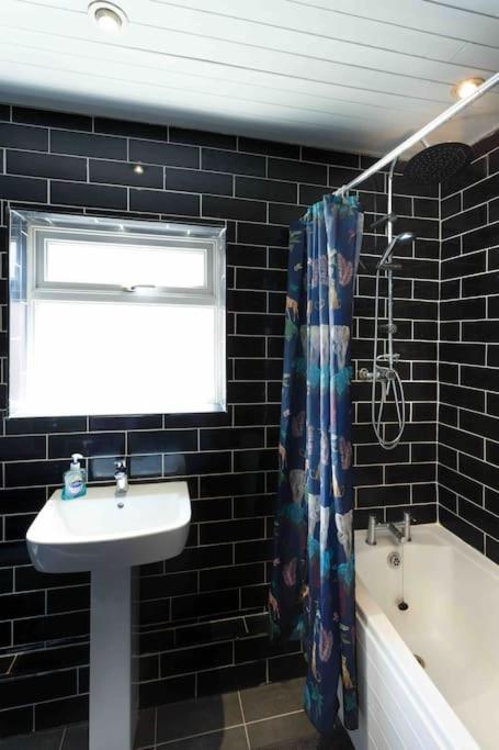 Hough Green Chester/Handbridge Sleeps 9 + Netflix מראה חיצוני תמונה